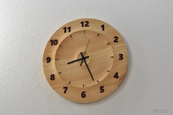 ラウンドした彫り込みで、木曽檜ならではの細かい木目に滑らかに流れるような変化を与え、木目を美しく堪能できる時計です。和室、洋室どちらのインテリアでも楽しめるデザインなのでご自宅用の時計として人気です。