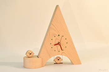 ブランコに乗るヒヨコが可愛いポップな木曽檜の置き時計です。赤い針でポップな印象に仕上げましたので玄関などに飾っても楽しめるデザインです。インテリアの一品として楽しめるだけでなく、木曽檜の優しい木目と檜の香りで心が癒されます。結婚される方へのプレゼントに人気です。