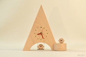 台に乗っているヒヨコは向きが変えられるので時計本体の左右のどちらにも設置できます。台も木曽檜で作成してあり、ヒヨコは時計本体のヒヨコと同じ素材です。