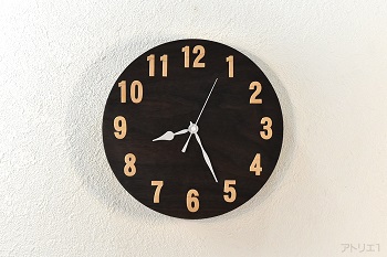 世界的な高級材であるブラックウォルナットを掛け時計にしました。シンプルなデザインはどんなお部屋にもマッチし、厚さ4cmの無垢材は、本物ならではの味わいを堪能できると同時にお部屋をグレードアップしてくれます。