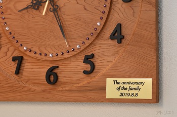 時計の右下には、それぞれに磨き上げた真鍮のメッセージプレートをお付けしました。