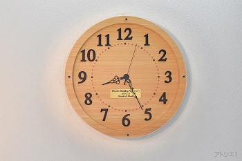 天然檜の無垢板から31cmの大きさに丸く切り出し、中を丸く彫り込み、表面にアクリルカバーを設置した木婚式の記念の掛け時計です。