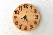 大きな数字で見やすい檜の掛け時計６