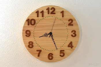 木の時計のベースに天然檜（無垢板・一枚板）を使った温もりのあるインテリア掛け時計です。
