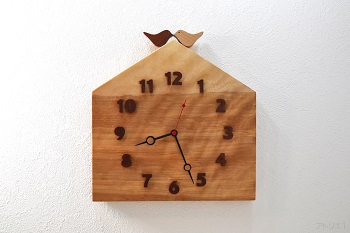 杢のある美しいカバザクラの木をおうちの形に切り出した掛け時計です。おうちの屋根に小鳥が乗っているシンプルながら可愛い時計に仕上げました。
