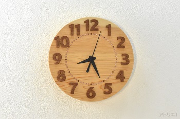 香りの豊かな木曽檜に、濃い茶色のマホガニーを大きめの数字に切り出して時刻がわかりやすい掛け時計にしました。新築のお祝いにいかがでしょうか。