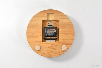 ムーブメントには、セイコークロック株式会社製のものを使用しているので、安心してお使いいただけます。そして、カチコチ音のしない滑らかな動作のクオーツ時計（スイープ）なので、寝室の時計にもご利用いただけます。