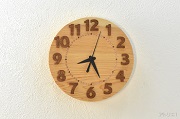 大きな数字で見やすい檜の掛け時計７