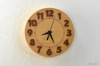 香りの豊かな木曽檜に、濃い茶色のマホガニーを大きめの数字に切り出して時刻がわかりやすい掛け時計にしました。新築のお祝いにいかがでしょうか。