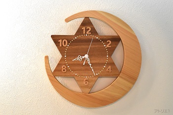 美しい木目の天然檜の大きな三日月と美しい夕焼けを思わせるモンキポッドの独特な木目を生かした一番星の時計は、家の中で三日月の風情を楽しめる木の時計となりました。