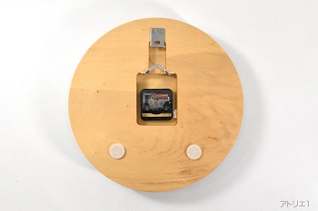 ムーブメントには、セイコークロック株式会社製のカチコチ音のしない滑らかな動作のクオーツ時計（スイープ）を使用しています。落下防止のワイヤーの取り付け金具も設置してあります。（1台目）