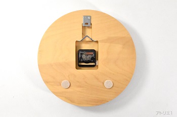 ムーブメントには、セイコークロック株式会社製のカチコチ音のしない滑らかな動作のクオーツ時計（スイープ）を使用しています。落下防止のワイヤーの取り付け金具も設置してあります。（2台目）