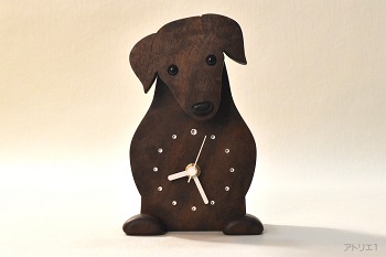 ブラックウオルナットで制作したダックスフンドの置き時計です。時刻目盛りには、スワロフスキーのクリスタルを使用し、白い針で時刻が見やすくなっています。