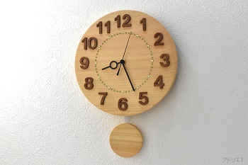 天然檜を時計のベースにした檜の振り子時計です。