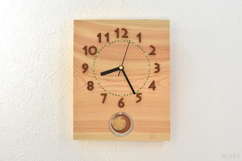 天然檜を長方形に切り出した檜の振り子時計です。