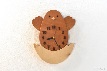 卵からかえったかわいいヒヨコの掛け時計です。ヒヨコはヒヨコらしい黄色が美しいけやきで作成。けやきは日本を代表する樹木で耐朽性、保存性がよく最良の材質の木で、お寺や大黒柱に好まれて使われる建築材としてだけでなく、和家具の最高級品としても重用されています。また、卵の部分は絹のような光沢がある白くて美しい栃を切り出しました。