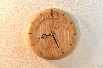 タモのナチュラルな木肌を柔らかいフォルムに仕上げたシンプルな木の時計です。内装材や家具材として使用されるタモの周囲をラウンドさせた柔らかいフォルムに時刻目盛りを彫り込んでいるので、優しさの中に時刻目盛りが見やすい印象的なデザインです。