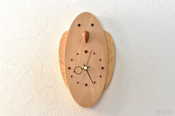 かわいいインコがあなたに話しかけてきそうな…そんなイメージで作ったブナの木の掛け時計です。羽は檜の木目を生かして切り出し、くちばしはマホガニーで作り、オニキスをまあるくつぶらな目に用いました。