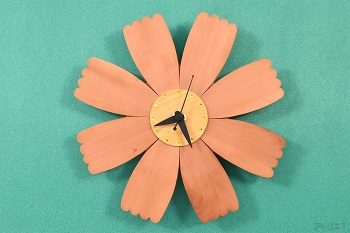 淡い色の可憐なコスモスを装飾部分の材料、家具、リコーダーなどの楽器に使われるペアウッドで制作したコスモスの掛け時計です。