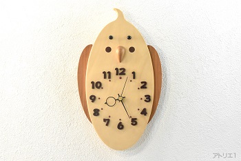 温かみのある白い木肌の銀杏をコンパクトに切り出し、オカメインコのチークパッチをマホガニーで表現してかわいい掛け時計にしました。時刻目盛りに数字を加えたので、時間もわかりやすくなっています。