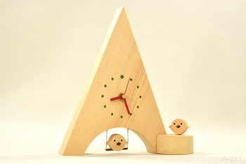 台に乗っているヒヨコは向きが変えられるので時計本体の左右のどちらにも設置できます。台は時計本体と同じ天然檜で作成してあり、ヒヨコは時計本体のヒヨコと同じ木曽檜です。