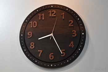 役員室のテーブルや一流バーカウンターなどに使用されるウェンジ固有の装飾的な木目を存分に味わる大きな時計です。
