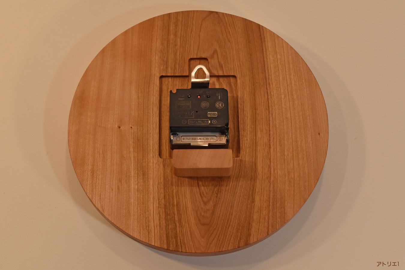 ムーブメントは、電波時計のステップタイプを使用しており、電池をセットすれば、静かに時を刻み始めます。