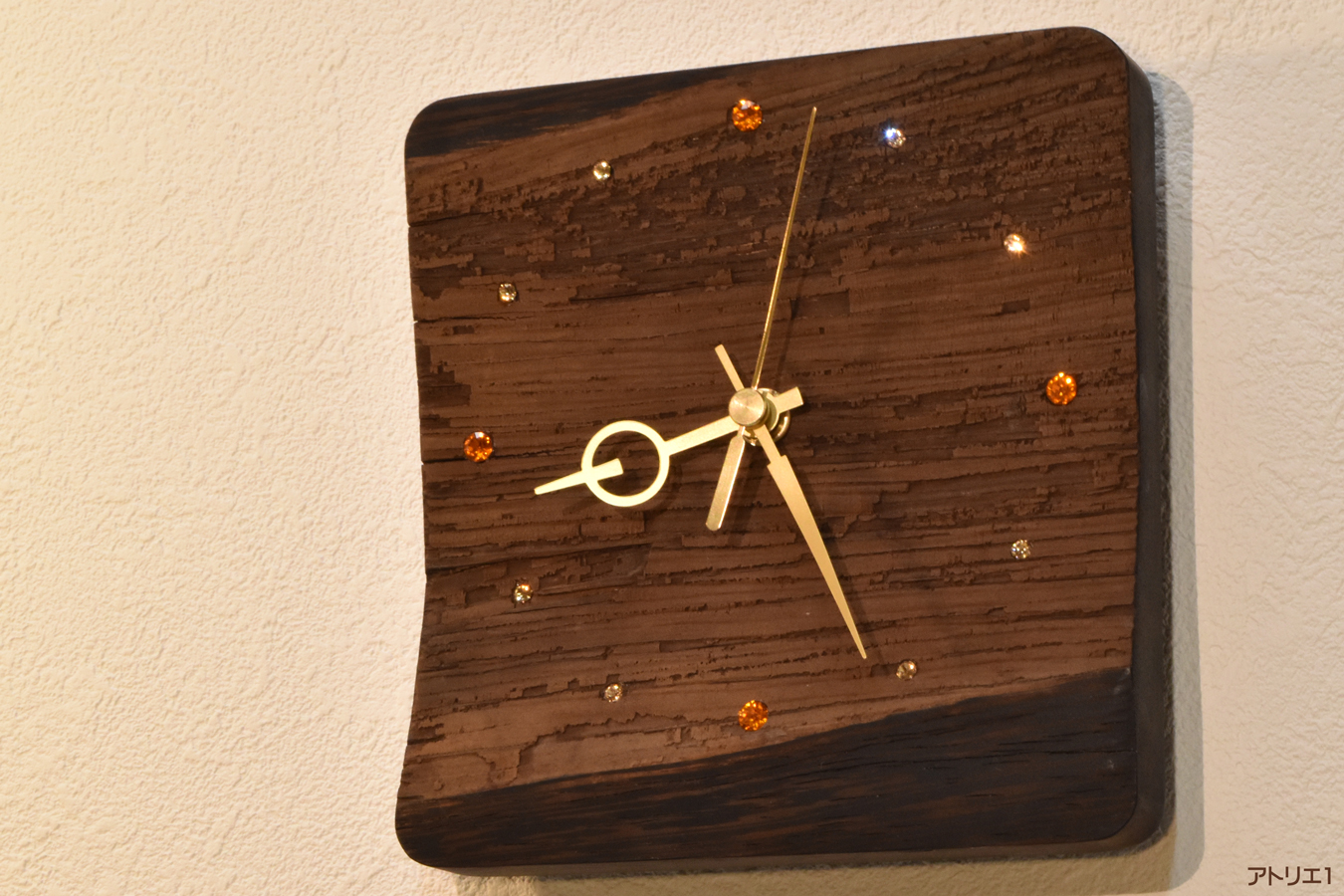 ウエンジの「アテ」の部分を夕暮れに見立てて時計にしました。