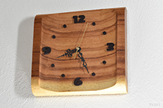 アパというアフリカケヤキの特徴的な木目を日の出前の朝焼けのパノラマとして楽しめる作ったの木の時計です。