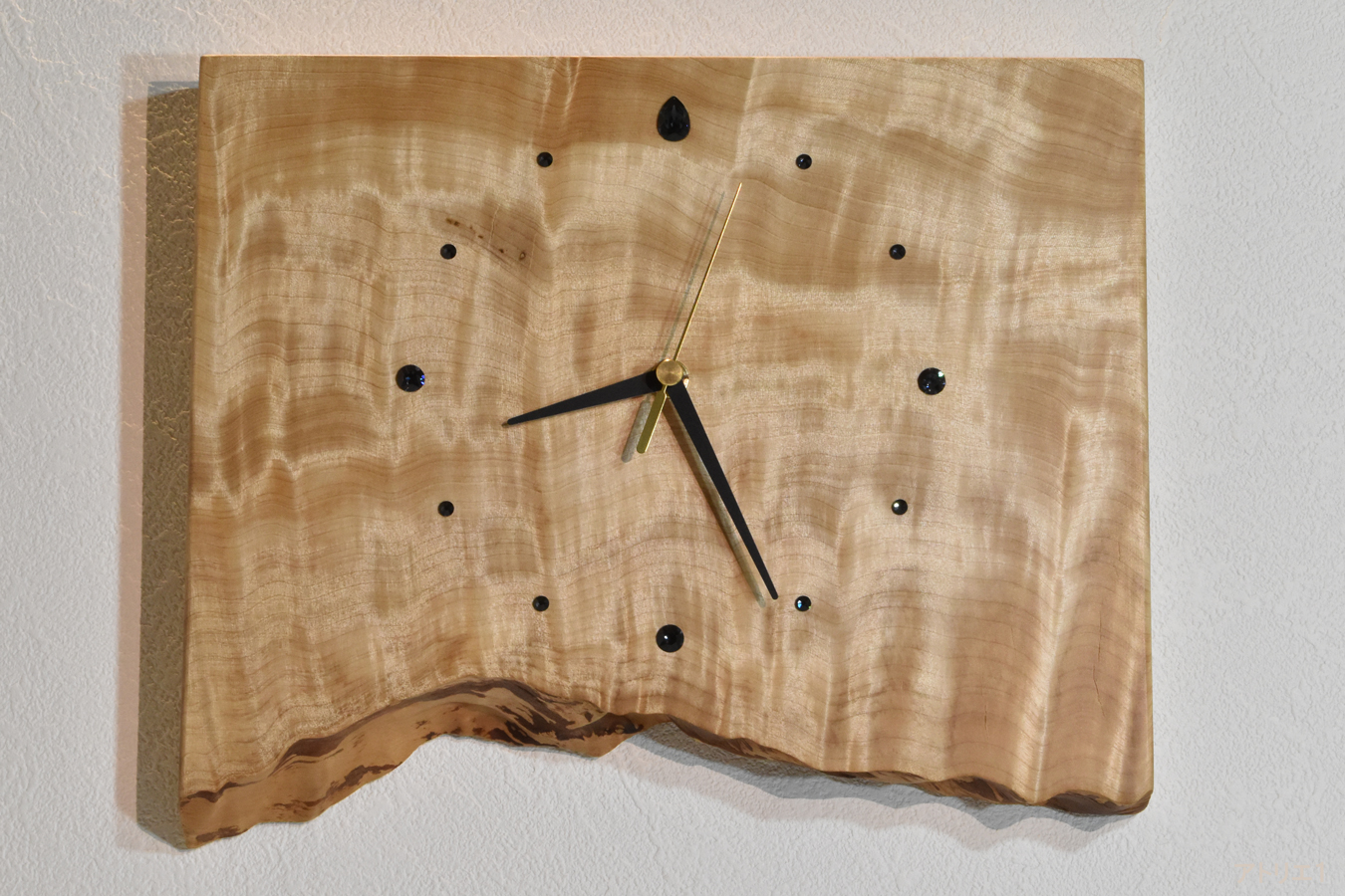 この時計に使用している栃の木には縮み杢が現れており、そのシルクのカーテンのように輝く様は、まるで北欧やカナダ、南極などの空に浮かぶオーロラのようです。これは、一度はその本物の輝きを見たいものと思っている方に飾っていただきたい時計です。