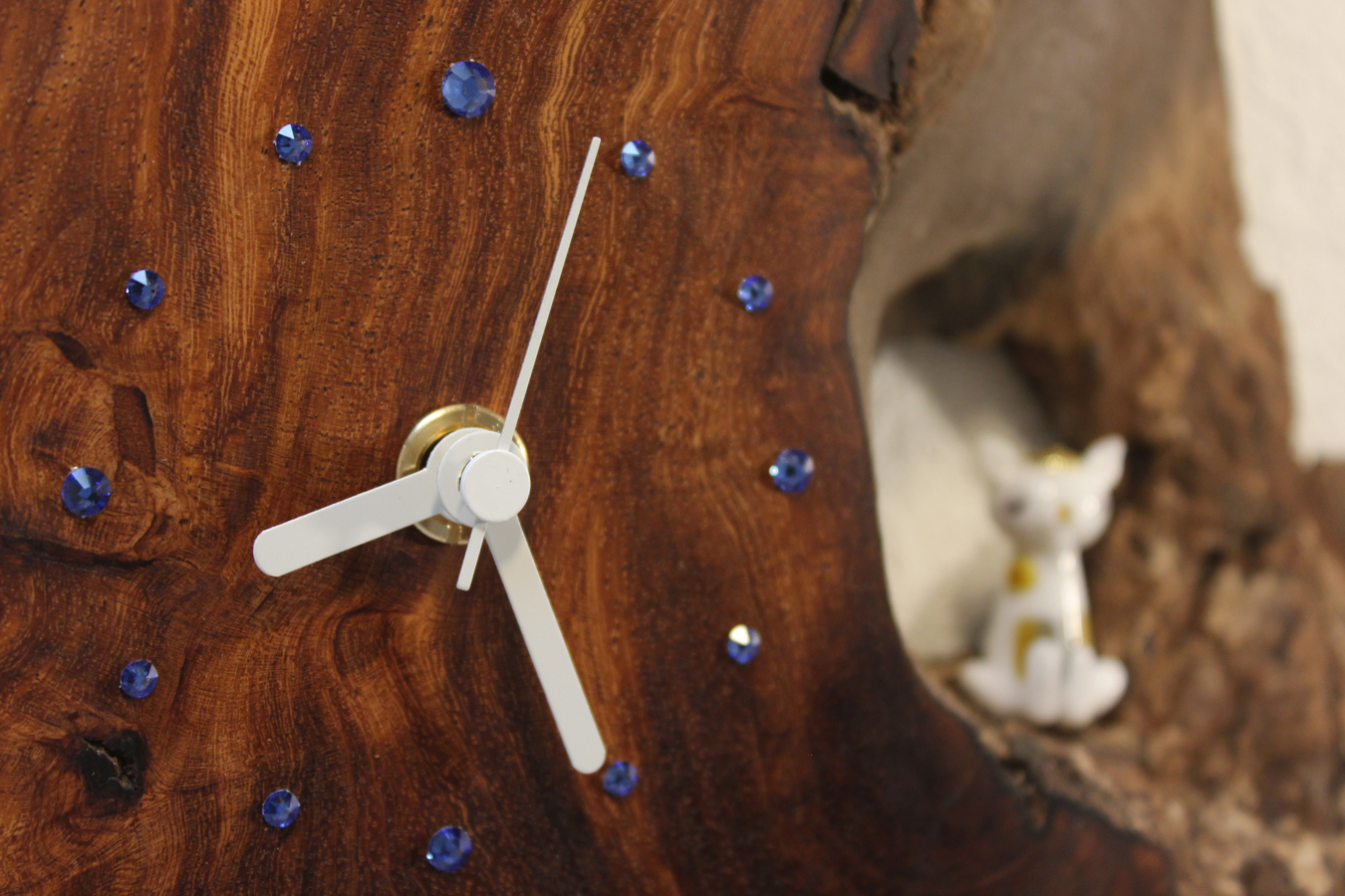 文字盤には、スロフスキーサファイアを使用し、カリンの美しい木目の上で美しいブルーで輝きます。