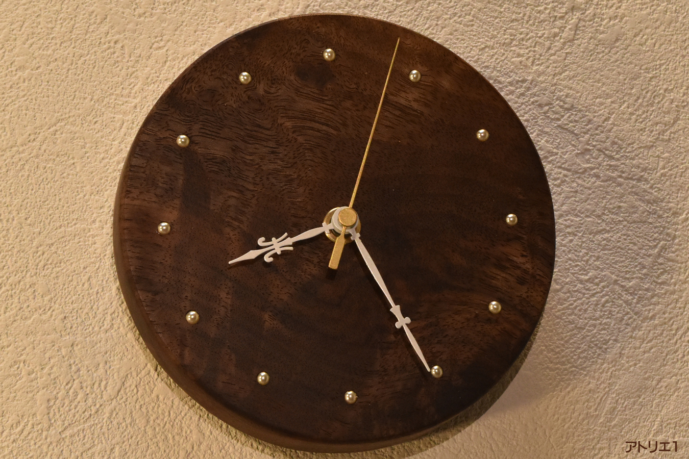 絵画のような掛け時計 手作りの木の時計はアトリエ1