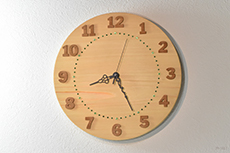 時計のベースに檜の香り豊かな無垢材を使ったレギュラーサイズの檜の時計です。大きなテーブル用の檜の無垢材からこの時計のためだけに切り出したので木目も非常に美しくなっています。