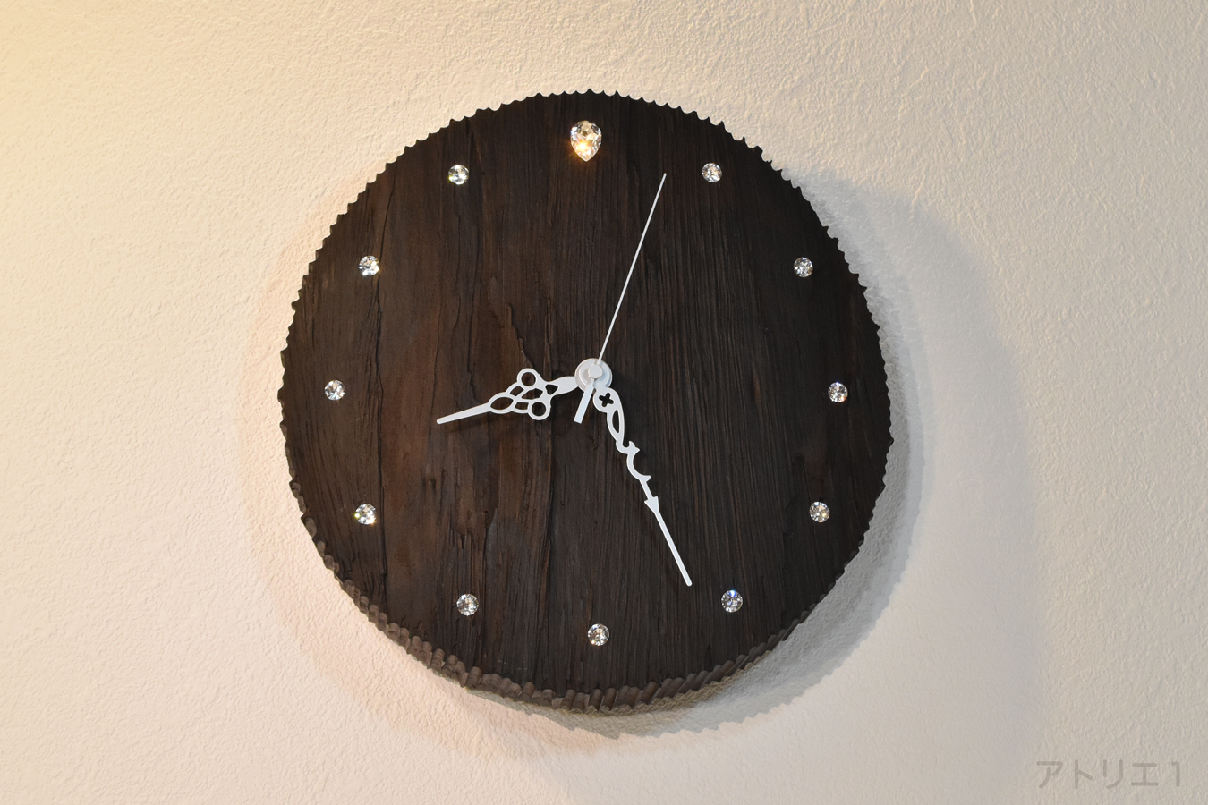 このアフリカの荒々しい大地の漆黒の夜の星空を思わせる木の掛け時計は、25cmの掛け時計です。