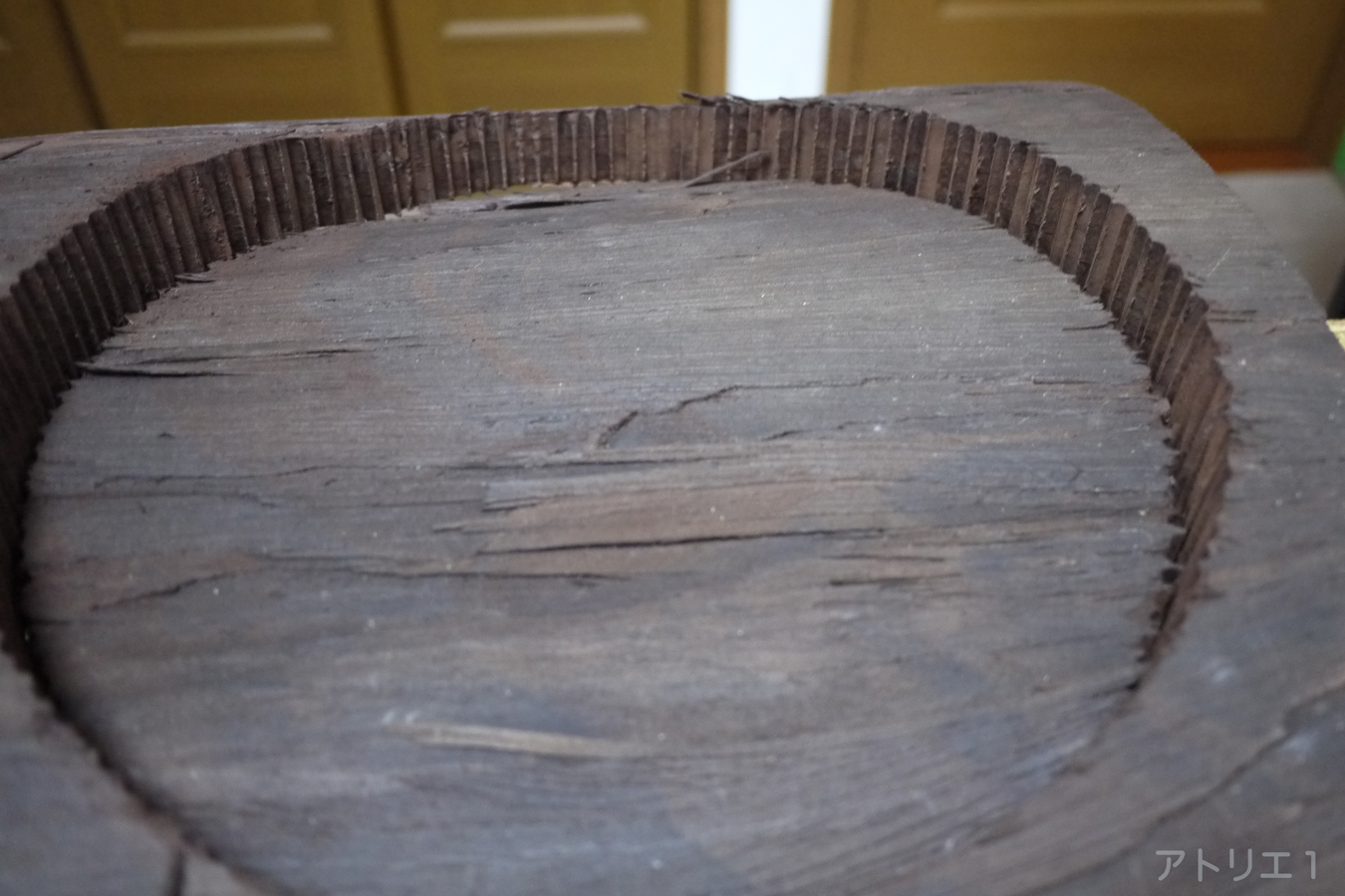 今回使用したウェンジは、滅多に手に入らない希少なその心材の一番外側の部分です。その希少な独特の漆黒の木肌をそのまま時計に使用しました。