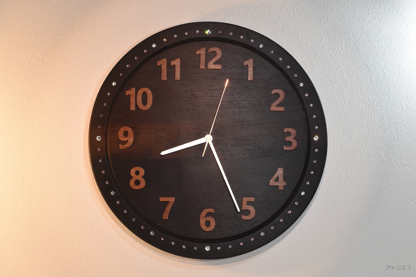 ウエンジの大き掛けな時計 手作りの木の時計はアトリエ1