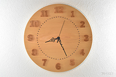 時計のベースに檜の香り豊かな無垢材を使ったレギュラーサイズの檜の時計です。大きなテーブル用の檜の無垢材からこの時計のためだけに切り出したので木目も非常に美しくなっています。