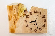 樹形を活かした檜の掛け時計