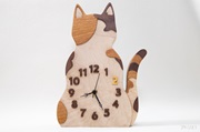 猫が月から見下ろす掛け時計（31cm)と三毛猫の置き時計