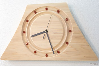 時刻目盛りは数字ではなく、彫り込みの外側の輪の中に「赤メノウ」を真鍮ピンで留めて目盛りにしてあります。「赤メノウ」は健康と長寿をもたらすだけでなく、人と人との結びつきや、家族などのまとまり、結束力を強めるのに最適と言われています。