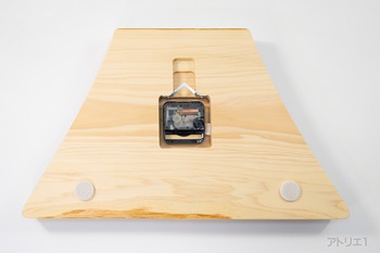 ムーブメントは、カチコチ音のしないスイープ秒針のクオーツ時計を使用しているので、静かにご利用いただけます。壁へのあたり部分は、壁を保護するようにフェルト仕上げになっています。