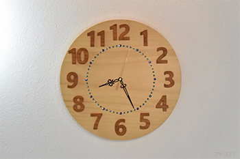 時計のベースに38cmの無垢の一枚板（銀杏（いちょう））を使ったとても大きな木の掛け時計です。