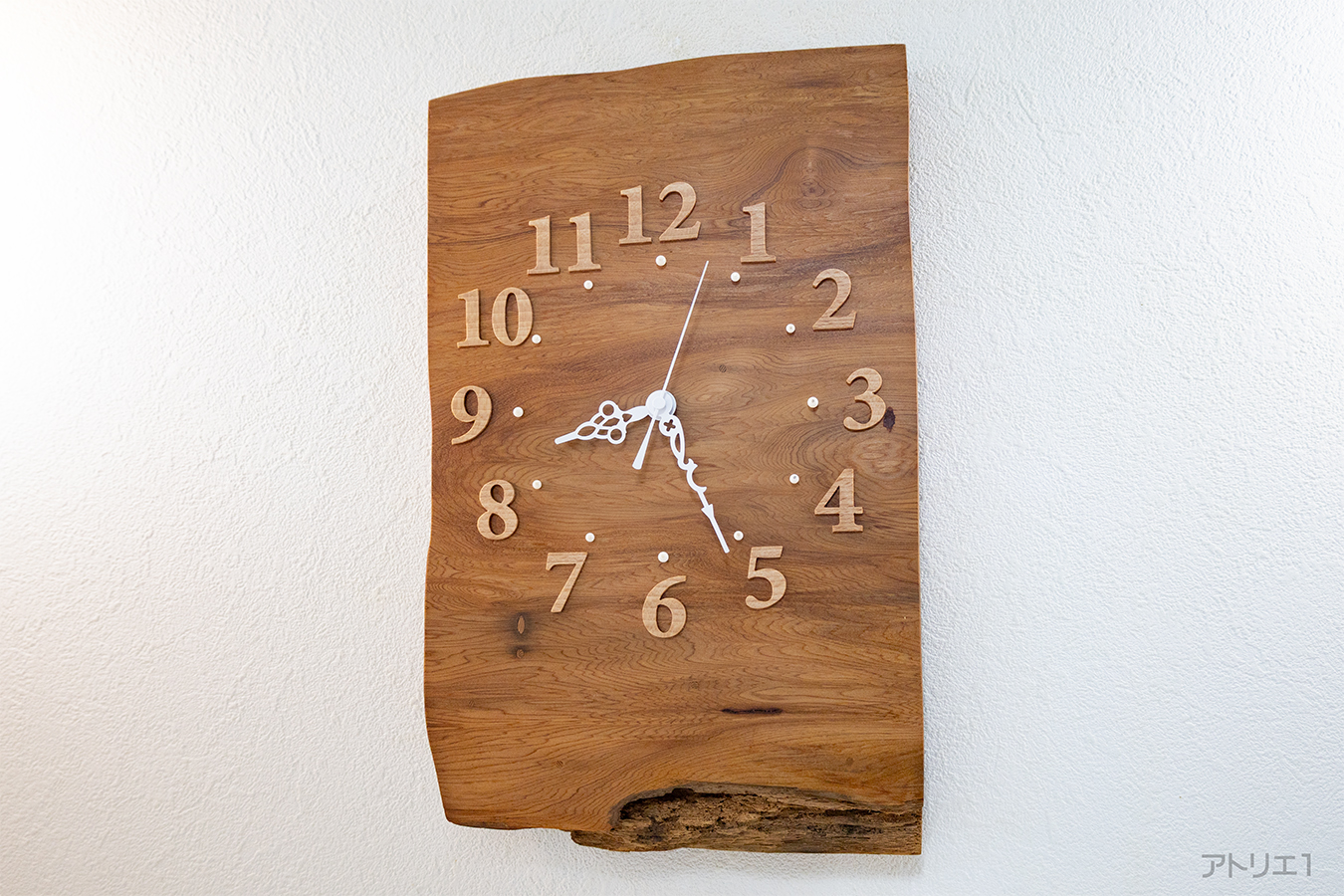 本屋久杉千年の息遣いを感じさせる美しい木目が楽しめる大きな掛け時計