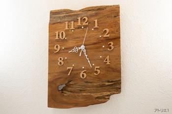 原木から切り出された屋久杉の無垢板の断面をそのまま生かした洞（うろ）のある造形はナチュラルな感じを生み出ます。そして、自然が生み出した屋久杉の緻密な木目と洞（うろ）は屋久杉千年の息遣いを感じさせます。