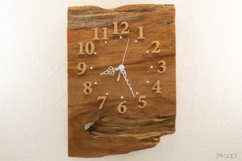 ブナからひとつずつ切り出した時刻の数字はその立体的な陰影で視認性が大変よくなっています。時刻目盛りには美しい屋久島の海にも生息するサンゴを使用しました。