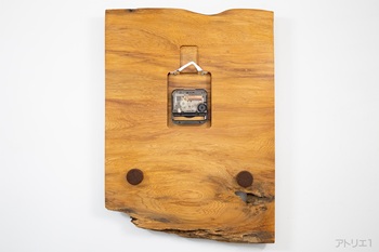 ムーブメントは、カチコチ音のしないスイープ秒針のクオーツ時計を使用しているので、寝室の時計としてもご利用いただけます。ムーブメントのまわりに隙間があるのは、将来のムーブメント交換の際にどのようなものとでも交換できるようにとの配慮から大きめに加工しています。壁へのあたり部分は、壁を保護するようにフェルト仕上げになっています。