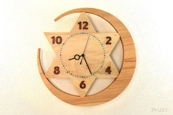 美しい木目の天然檜の大きな三日月と柔らかい木目のイエローポプラの独特な色味を生かした一番星の時計は、家の中で三日月の風情を楽しめる木の時計となりました。