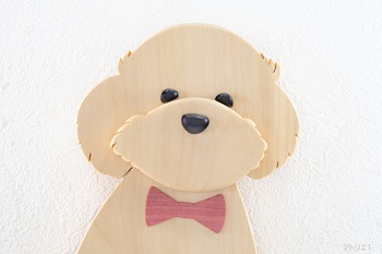 マズルも同じ銀杏から切り出して立体的にし、目と鼻も黒檀から立体的に制作したので、今にも話しかけそうな豊かな表情になりました。