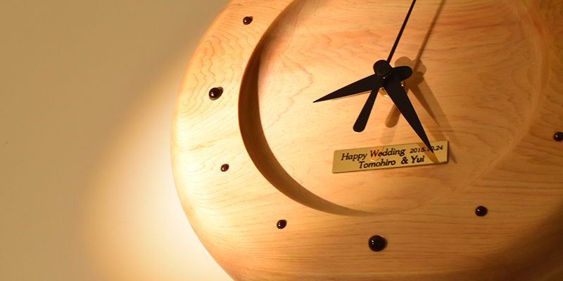 木曽檜の木目を楽しむ木の掛け時計|お祝いの掛け時計はアトリエ１