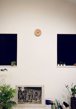 シンプルなお部屋にも木の温もりが感じられるようになり、とても豊かで表情のある空間になったスマートデザインブナの写真
